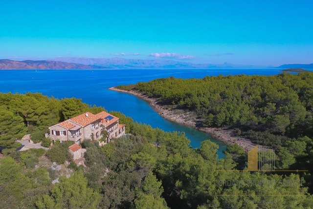 Villa in pietra con 8 appartamenti a Hvar: Lusso, privacy e potenziale di investimento!
