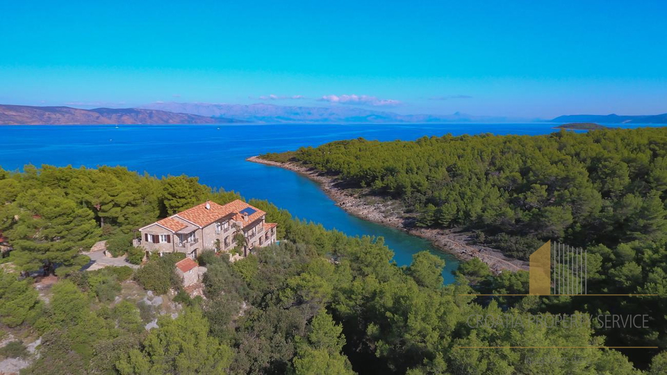 Villa in pietra con 8 appartamenti a Hvar: Lusso, privacy e potenziale di investimento!