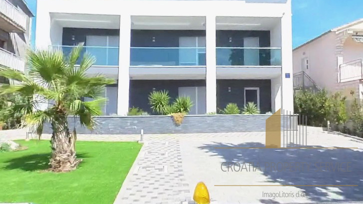 Роскошная вилла с фантастическим бассейном и открытым видом на море