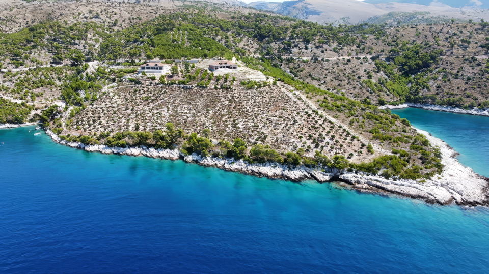 Luxusvilla in erster Meereslinie auf einem weitl&auml;ufigen Grundst&uuml;ck von 32&period;000 m&sup2; - Insel Bra&ccaron;&excl;