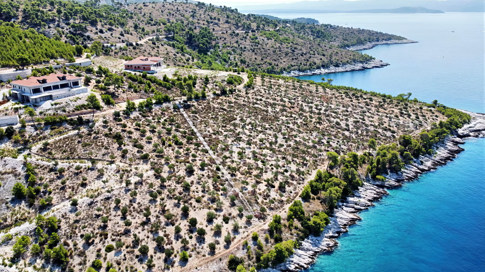 Luxusvilla in erster Meereslinie auf einem weitl&auml;ufigen Grundst&uuml;ck von 32&period;000 m&sup2; - Insel Bra&ccaron;&excl;