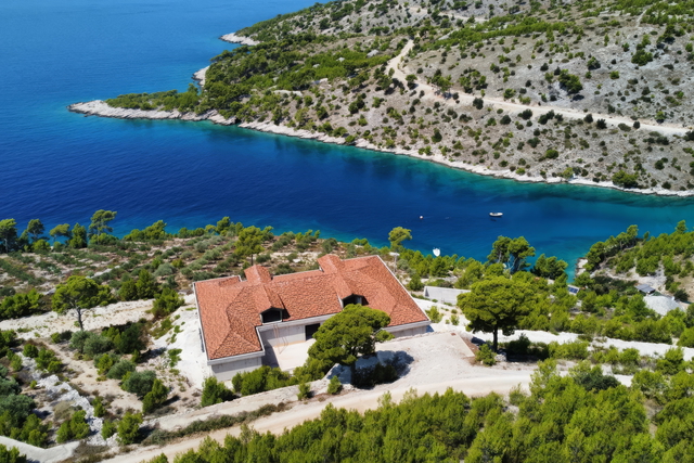 Luxusvilla in erster Meereslinie auf einem weitläufigen Grundstück von 32.000 m² - Insel Brač!