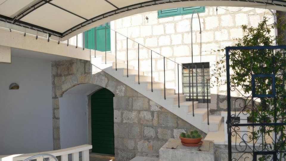 Luxus-Ferienvilla mit Meerblick in Brela &ndash; Makarska Riviera&excl;