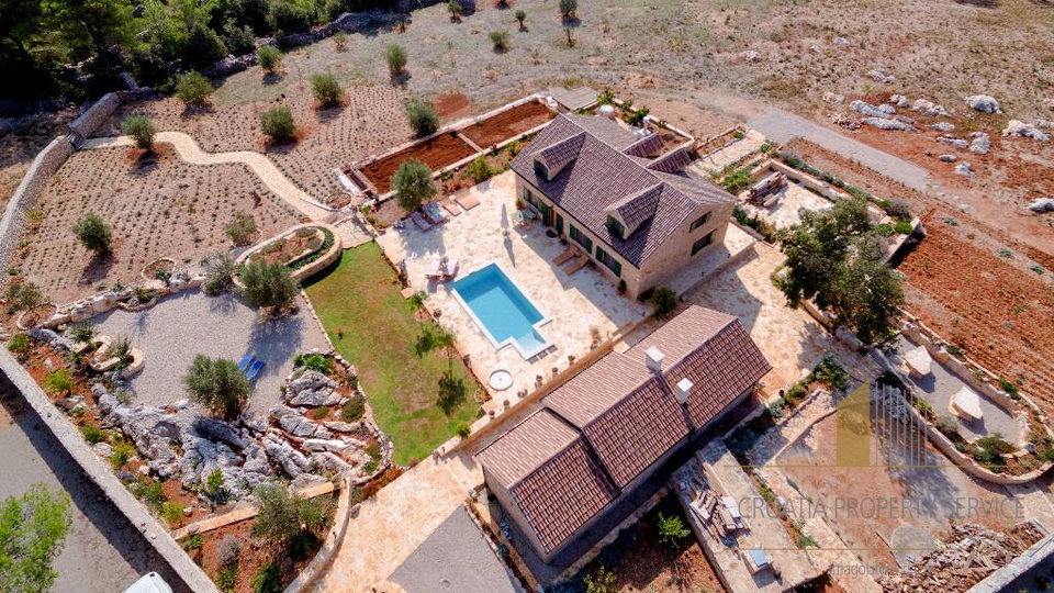 Autentica villa mediterranea con piscina e uliveto – isola di Hvar, 800 m dal mare!