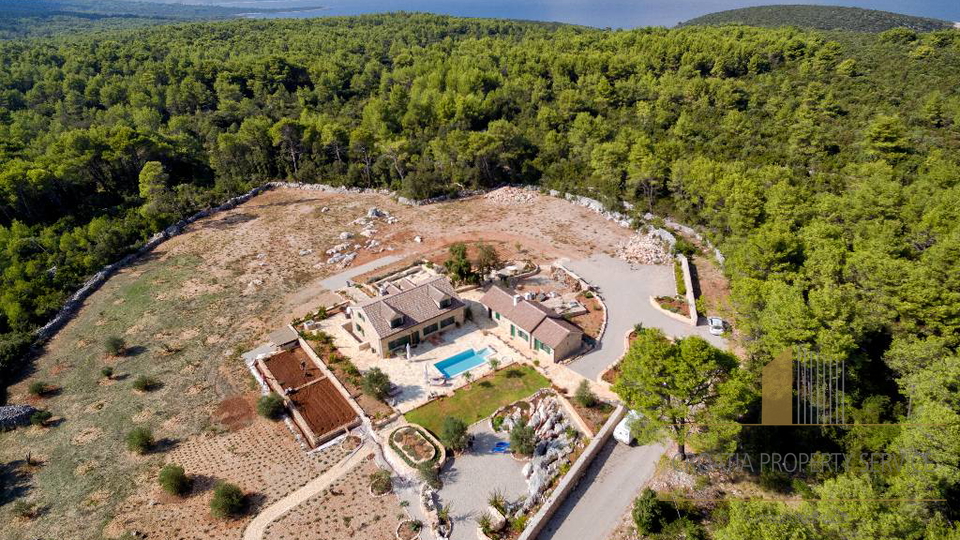 Autentica villa mediterranea con piscina e uliveto – isola di Hvar, 800 m dal mare!