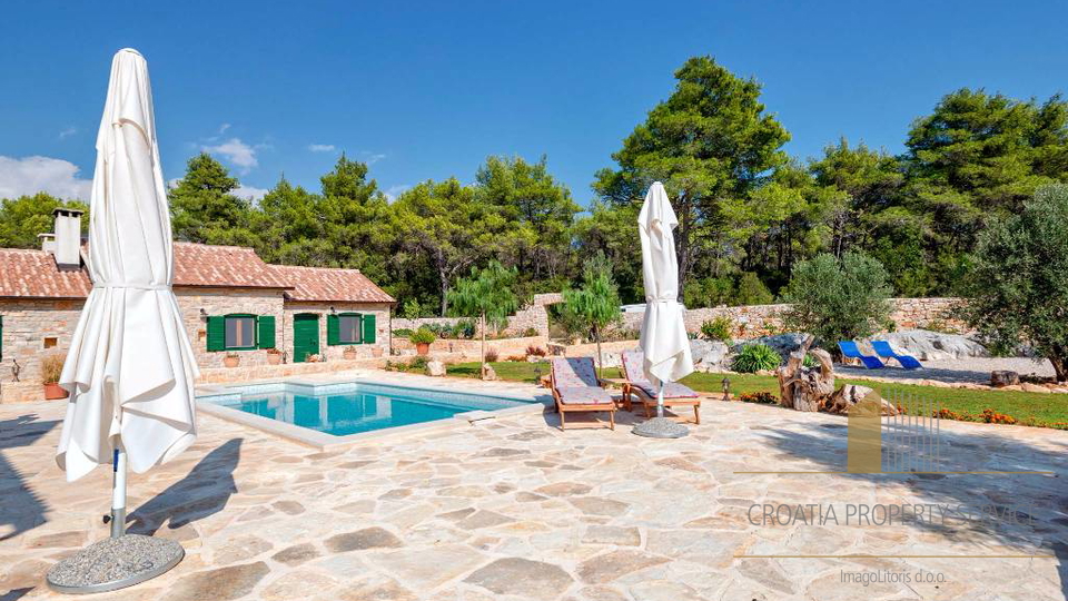 Autentica villa mediterranea con piscina e uliveto – isola di Hvar, 800 m dal mare!