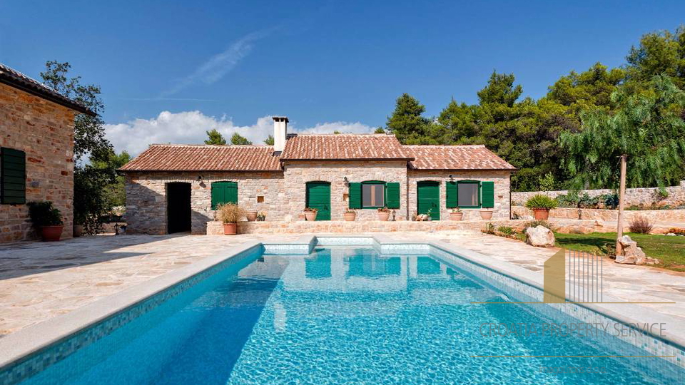 Autentica villa mediterranea con piscina e uliveto – isola di Hvar, 800 m dal mare!
