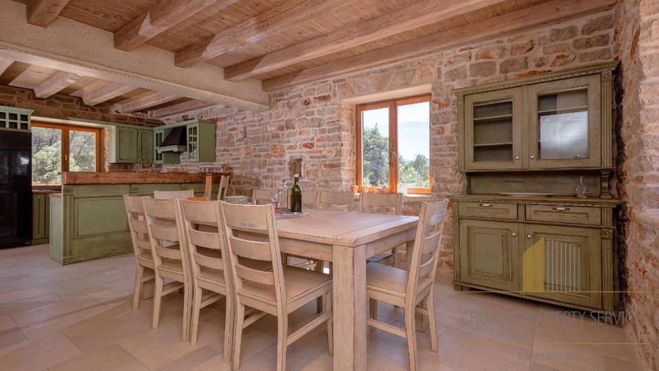 Autentica villa mediterranea con piscina e uliveto – isola di Hvar, 800 m dal mare!