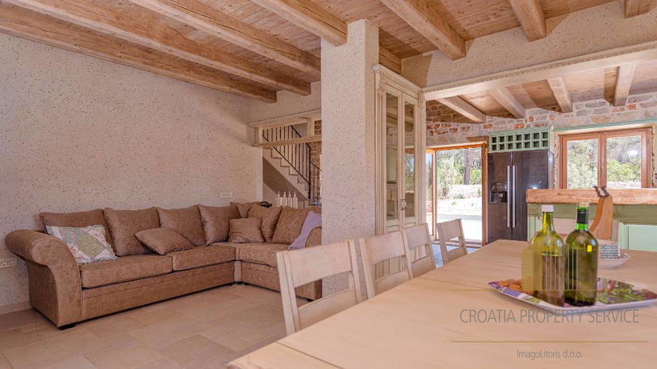 Autentica villa mediterranea con piscina e uliveto – isola di Hvar, 800 m dal mare!