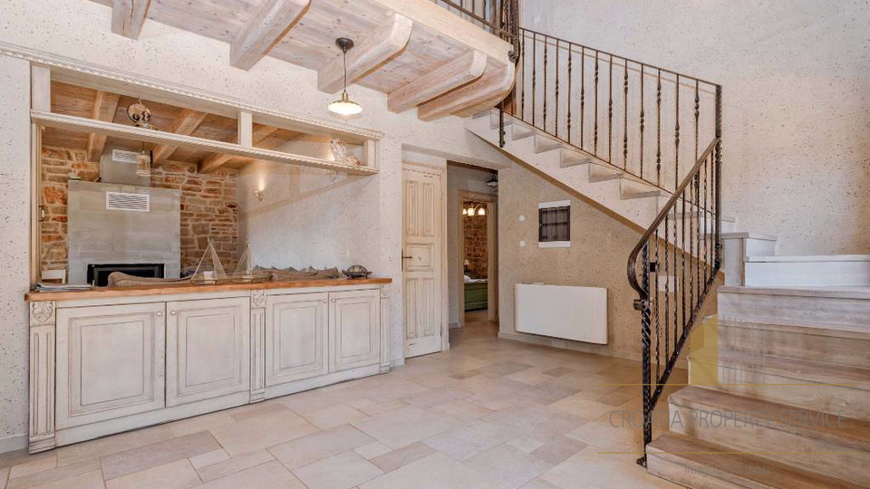Autentica villa mediterranea con piscina e uliveto – isola di Hvar, 800 m dal mare!