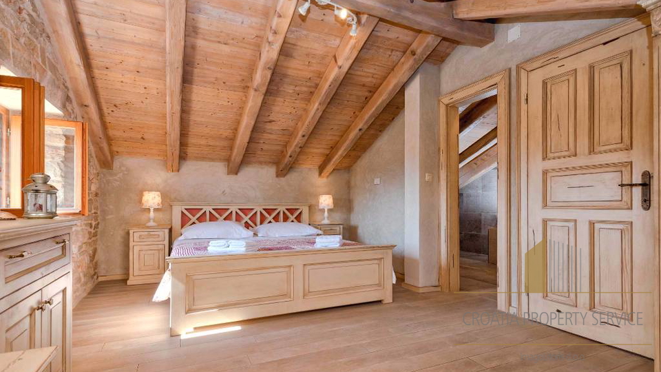 Autentica villa mediterranea con piscina e uliveto – isola di Hvar, 800 m dal mare!