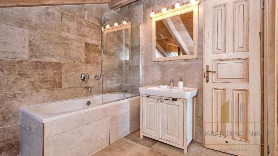 Autentica villa mediterranea con piscina e uliveto – isola di Hvar, 800 m dal mare!