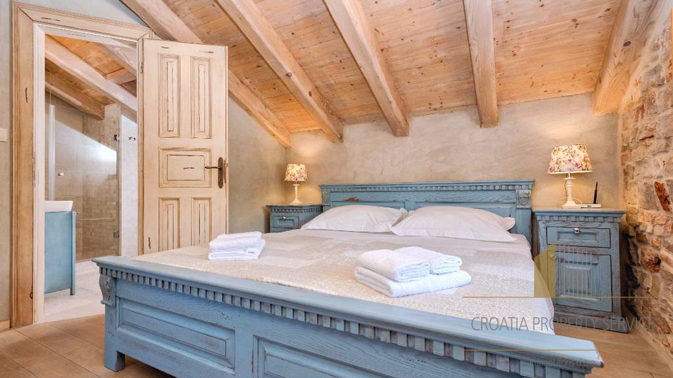 Autentica villa mediterranea con piscina e uliveto – isola di Hvar, 800 m dal mare!