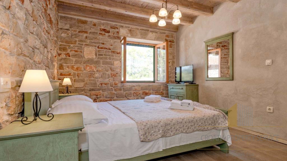 Autentica villa mediterranea con piscina e uliveto – isola di Hvar, 800 m dal mare!