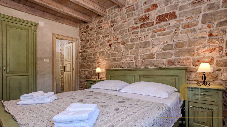 Autentica villa mediterranea con piscina e uliveto – isola di Hvar, 800 m dal mare!