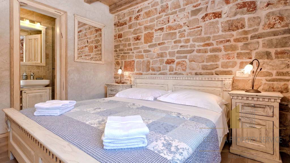 Autentica villa mediterranea con piscina e uliveto – isola di Hvar, 800 m dal mare!