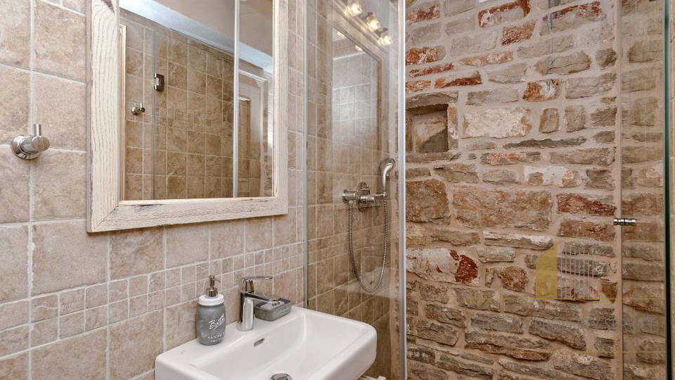 Autentica villa mediterranea con piscina e uliveto – isola di Hvar, 800 m dal mare!