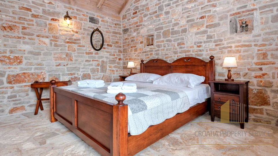Autentica villa mediterranea con piscina e uliveto – isola di Hvar, 800 m dal mare!