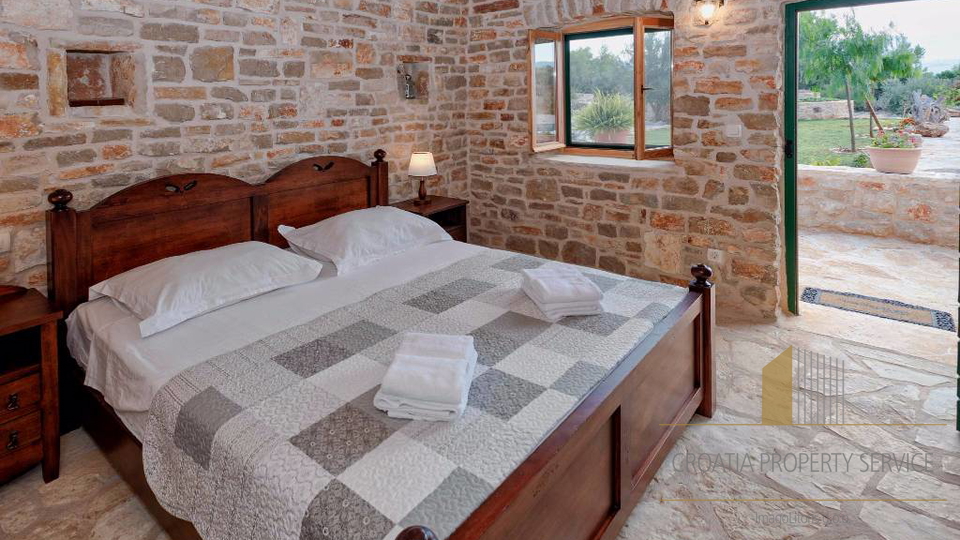 Autentica villa mediterranea con piscina e uliveto – isola di Hvar, 800 m dal mare!