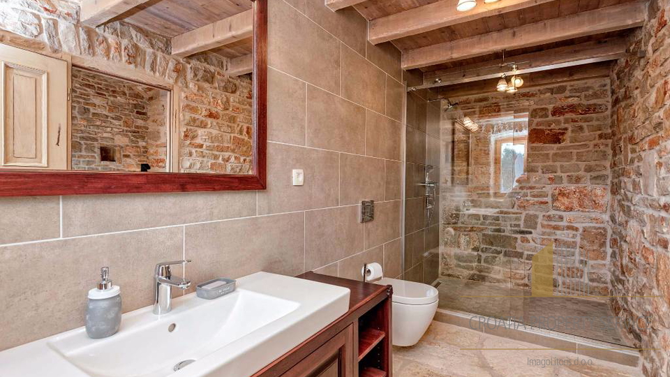 Autentica villa mediterranea con piscina e uliveto – isola di Hvar, 800 m dal mare!