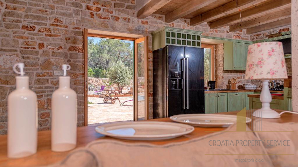 Autentica villa mediterranea con piscina e uliveto – isola di Hvar, 800 m dal mare!