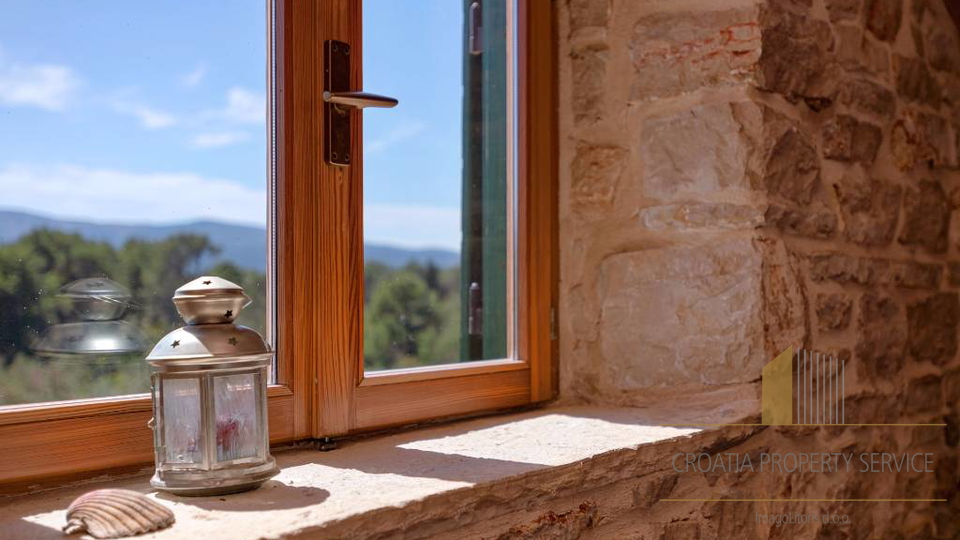 Autentica villa mediterranea con piscina e uliveto – isola di Hvar, 800 m dal mare!