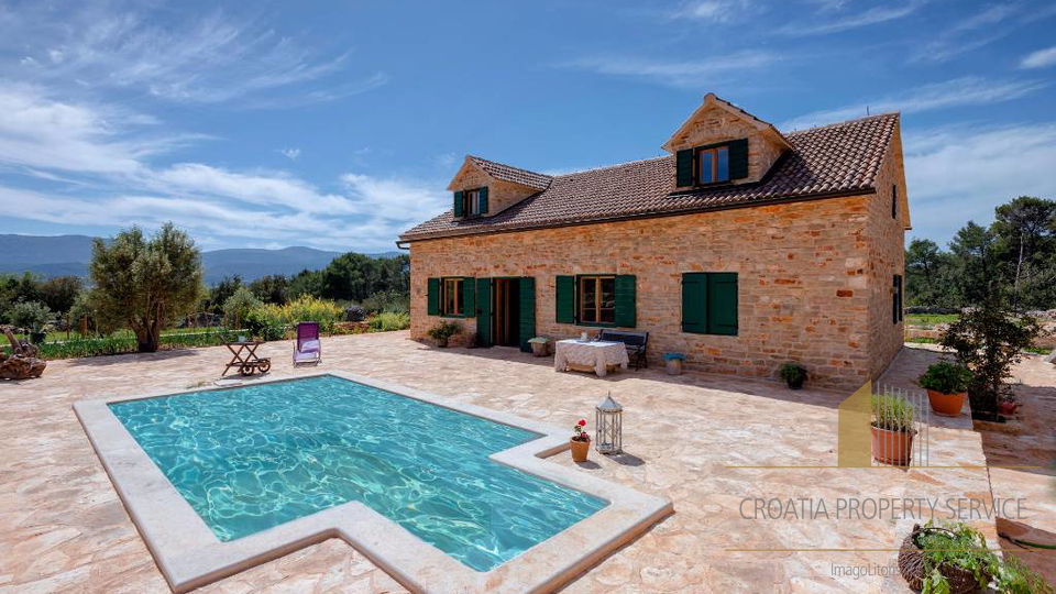 Autentica villa mediterranea con piscina e uliveto – isola di Hvar, 800 m dal mare!