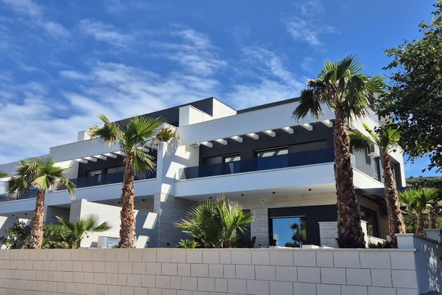 Moderne Luxusvilla in zweiter Reihe zum Meer - Novalja, Insel Pag!