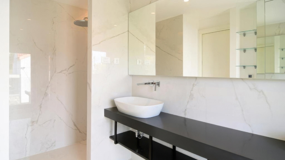 Moderna villa di lusso a 50 m dal mare sull'isola di Bra&ccaron;&excl;