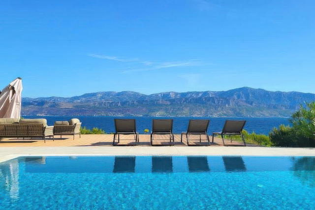 Moderna Luksuzna vila 50 m od mora na otoku Braču!