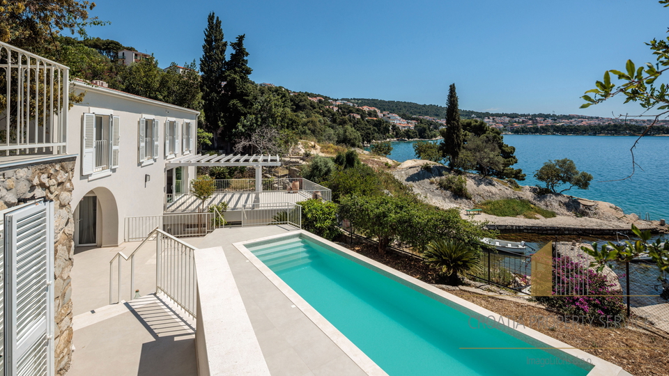 New luxury villa first line by the sea with private boat mooring - island of Čiovo!