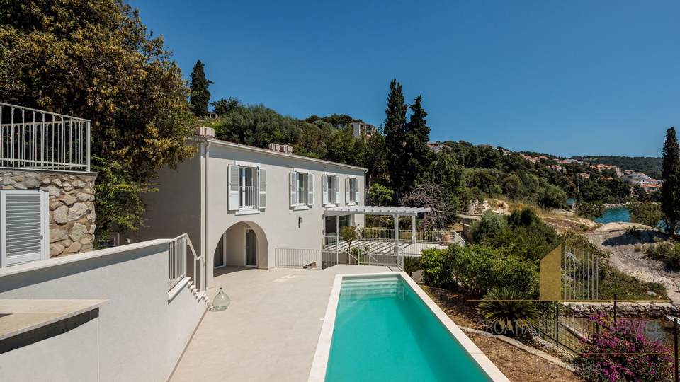 New luxury villa first line by the sea with private boat mooring - island of Čiovo!