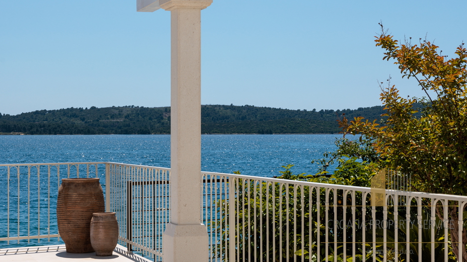 New luxury villa first line by the sea with private boat mooring - island of Čiovo!