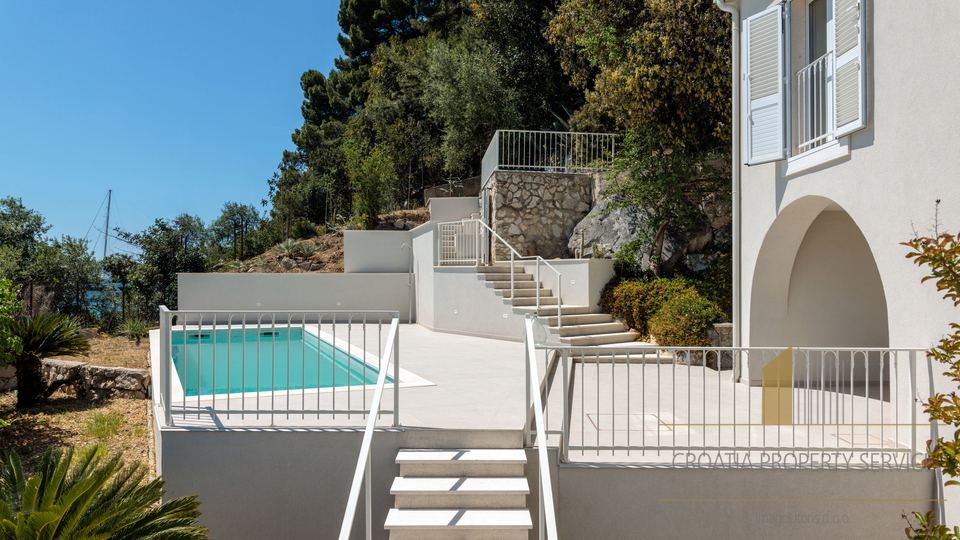 New luxury villa first line by the sea with private boat mooring - island of Čiovo!