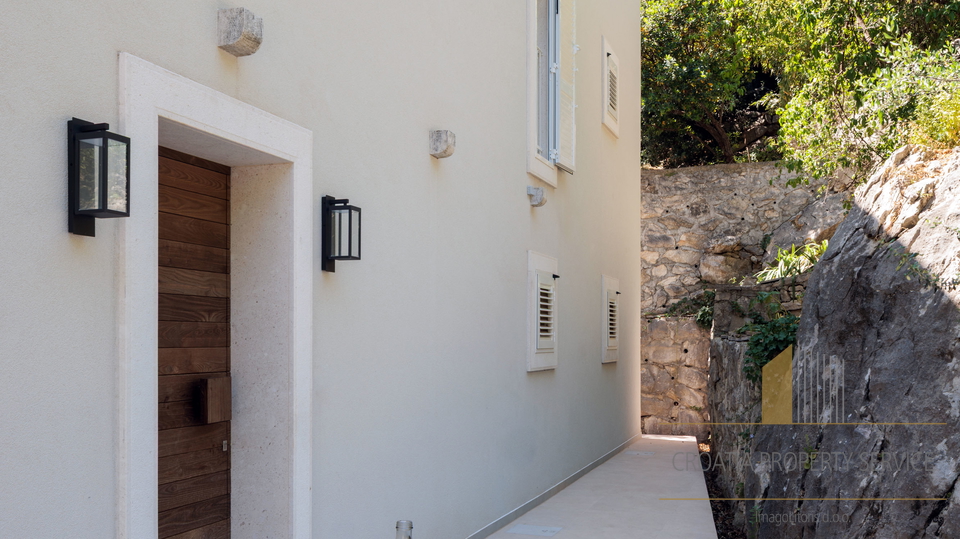 New luxury villa first line by the sea with private boat mooring - island of Čiovo!