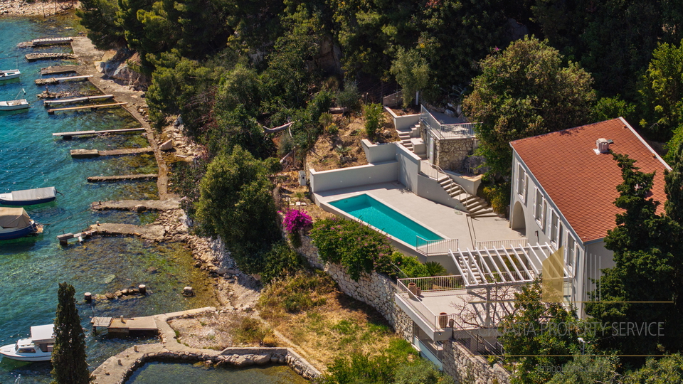 New luxury villa first line by the sea with private boat mooring - island of Čiovo!