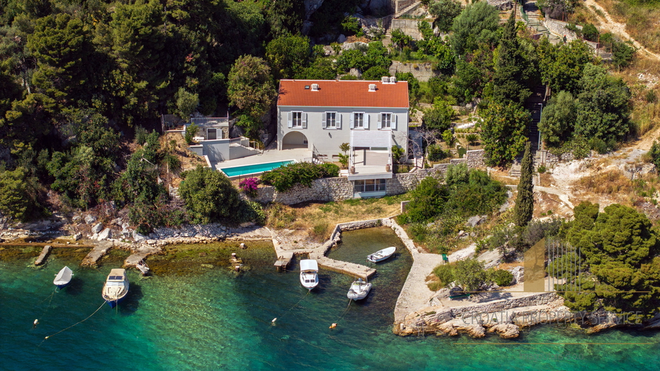 New luxury villa first line by the sea with private boat mooring - island of Čiovo!