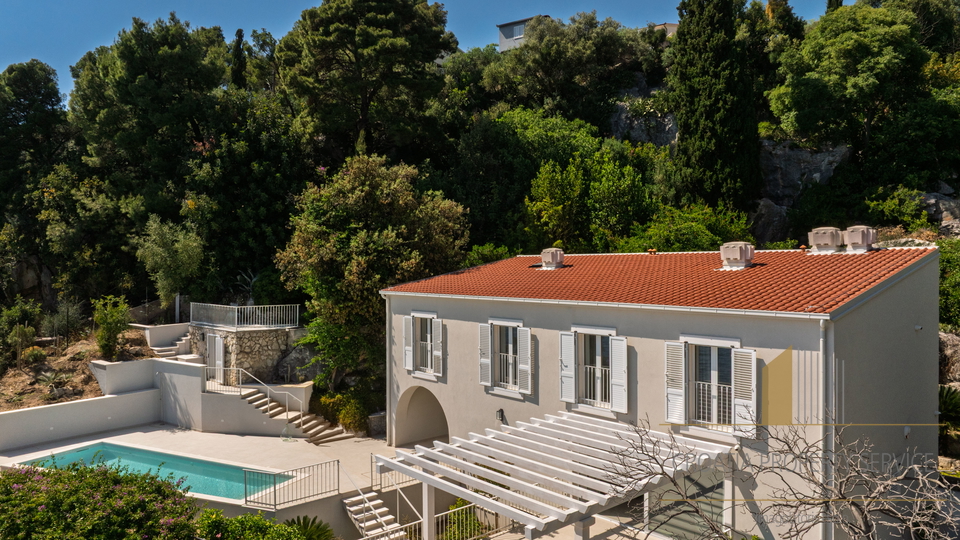 New luxury villa first line by the sea with private boat mooring - island of Čiovo!