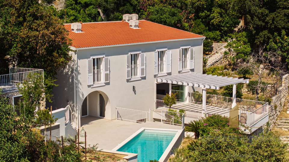 New luxury villa first line by the sea with private boat mooring - island of Čiovo!