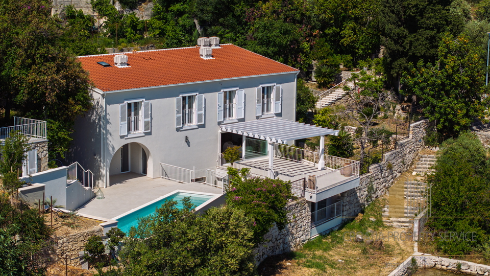 New luxury villa first line by the sea with private boat mooring - island of Čiovo!