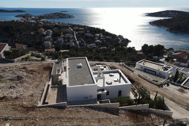 Luksuzna moderna vila u okolici Trogira, samo 300 m od mora!