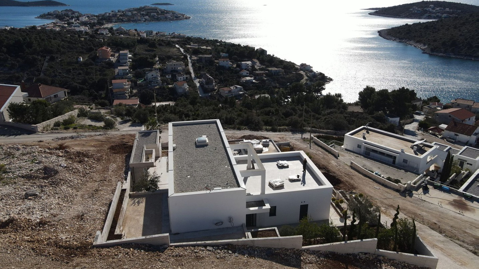 Luksuzna moderna vila u okolici Trogira&comma; samo 300 m od mora&excl;