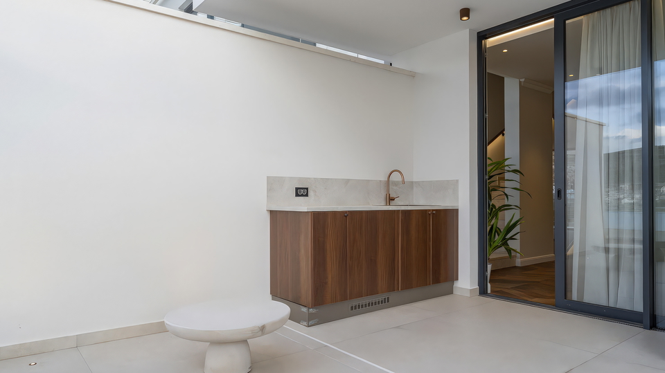 &Ecy;&lcy;&iecy;&gcy;&acy;&ncy;&tcy;&ncy;&acy;&yacy; &vcy;&icy;&lcy;&lcy;&acy; &ucy; &mcy;&ocy;&rcy;&yacy; &rcy;&yacy;&dcy;&ocy;&mcy; &scy; &Tcy;&rcy;&ocy;&gcy;&icy;&rcy;&ocy;&mcy; &ndash; &scy;&ocy;&vcy;&rcy;&iecy;&mcy;&iecy;&ncy;&ncy;&acy;&yacy; &rcy;&ocy;&scy;&kcy;&ocy;&shcy;&softcy; &ncy;&acy; &Acy;&dcy;&rcy;&icy;&acy;&tcy;&icy;&kcy;&iecy;