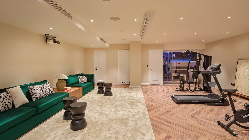 &Ecy;&lcy;&iecy;&gcy;&acy;&ncy;&tcy;&ncy;&acy;&yacy; &vcy;&icy;&lcy;&lcy;&acy; &ucy; &mcy;&ocy;&rcy;&yacy; &rcy;&yacy;&dcy;&ocy;&mcy; &scy; &Tcy;&rcy;&ocy;&gcy;&icy;&rcy;&ocy;&mcy; &ndash; &scy;&ocy;&vcy;&rcy;&iecy;&mcy;&iecy;&ncy;&ncy;&acy;&yacy; &rcy;&ocy;&scy;&kcy;&ocy;&shcy;&softcy; &ncy;&acy; &Acy;&dcy;&rcy;&icy;&acy;&tcy;&icy;&kcy;&iecy;