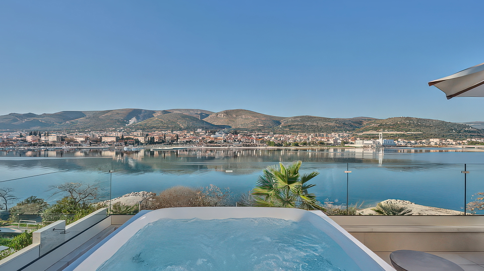 &Ecy;&lcy;&iecy;&gcy;&acy;&ncy;&tcy;&ncy;&acy;&yacy; &vcy;&icy;&lcy;&lcy;&acy; &ucy; &mcy;&ocy;&rcy;&yacy; &rcy;&yacy;&dcy;&ocy;&mcy; &scy; &Tcy;&rcy;&ocy;&gcy;&icy;&rcy;&ocy;&mcy; &ndash; &scy;&ocy;&vcy;&rcy;&iecy;&mcy;&iecy;&ncy;&ncy;&acy;&yacy; &rcy;&ocy;&scy;&kcy;&ocy;&shcy;&softcy; &ncy;&acy; &Acy;&dcy;&rcy;&icy;&acy;&tcy;&icy;&kcy;&iecy;