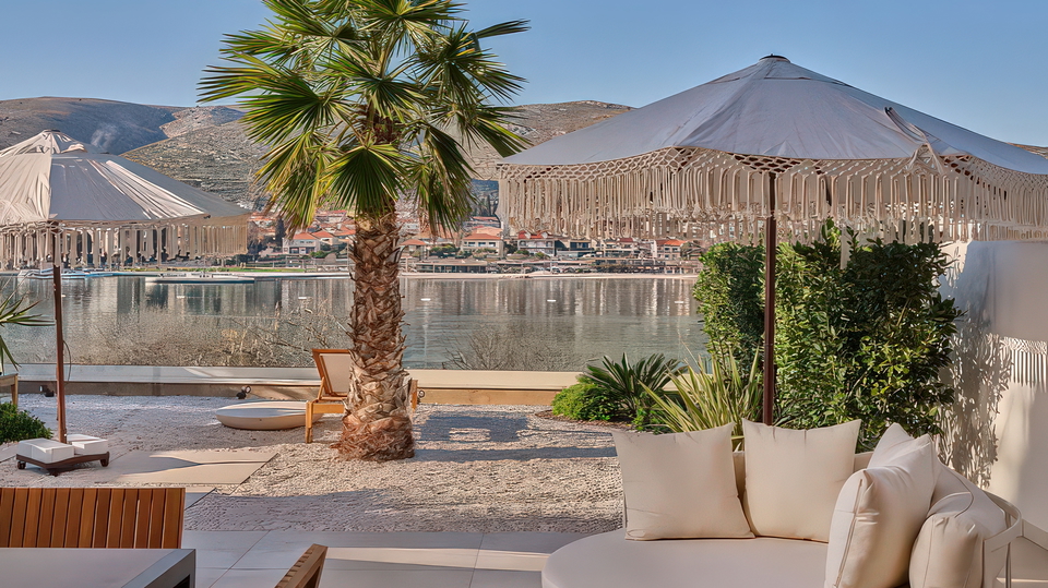 &Ecy;&lcy;&iecy;&gcy;&acy;&ncy;&tcy;&ncy;&acy;&yacy; &vcy;&icy;&lcy;&lcy;&acy; &ucy; &mcy;&ocy;&rcy;&yacy; &rcy;&yacy;&dcy;&ocy;&mcy; &scy; &Tcy;&rcy;&ocy;&gcy;&icy;&rcy;&ocy;&mcy; &ndash; &scy;&ocy;&vcy;&rcy;&iecy;&mcy;&iecy;&ncy;&ncy;&acy;&yacy; &rcy;&ocy;&scy;&kcy;&ocy;&shcy;&softcy; &ncy;&acy; &Acy;&dcy;&rcy;&icy;&acy;&tcy;&icy;&kcy;&iecy;