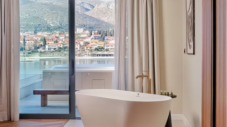 &Ecy;&lcy;&iecy;&gcy;&acy;&ncy;&tcy;&ncy;&acy;&yacy; &vcy;&icy;&lcy;&lcy;&acy; &ucy; &mcy;&ocy;&rcy;&yacy; &rcy;&yacy;&dcy;&ocy;&mcy; &scy; &Tcy;&rcy;&ocy;&gcy;&icy;&rcy;&ocy;&mcy; &ndash; &scy;&ocy;&vcy;&rcy;&iecy;&mcy;&iecy;&ncy;&ncy;&acy;&yacy; &rcy;&ocy;&scy;&kcy;&ocy;&shcy;&softcy; &ncy;&acy; &Acy;&dcy;&rcy;&icy;&acy;&tcy;&icy;&kcy;&iecy;