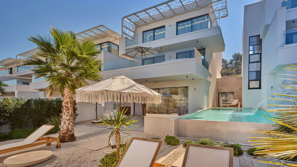 &Ecy;&lcy;&iecy;&gcy;&acy;&ncy;&tcy;&ncy;&acy;&yacy; &vcy;&icy;&lcy;&lcy;&acy; &ucy; &mcy;&ocy;&rcy;&yacy; &rcy;&yacy;&dcy;&ocy;&mcy; &scy; &Tcy;&rcy;&ocy;&gcy;&icy;&rcy;&ocy;&mcy; &ndash; &scy;&ocy;&vcy;&rcy;&iecy;&mcy;&iecy;&ncy;&ncy;&acy;&yacy; &rcy;&ocy;&scy;&kcy;&ocy;&shcy;&softcy; &ncy;&acy; &Acy;&dcy;&rcy;&icy;&acy;&tcy;&icy;&kcy;&iecy;