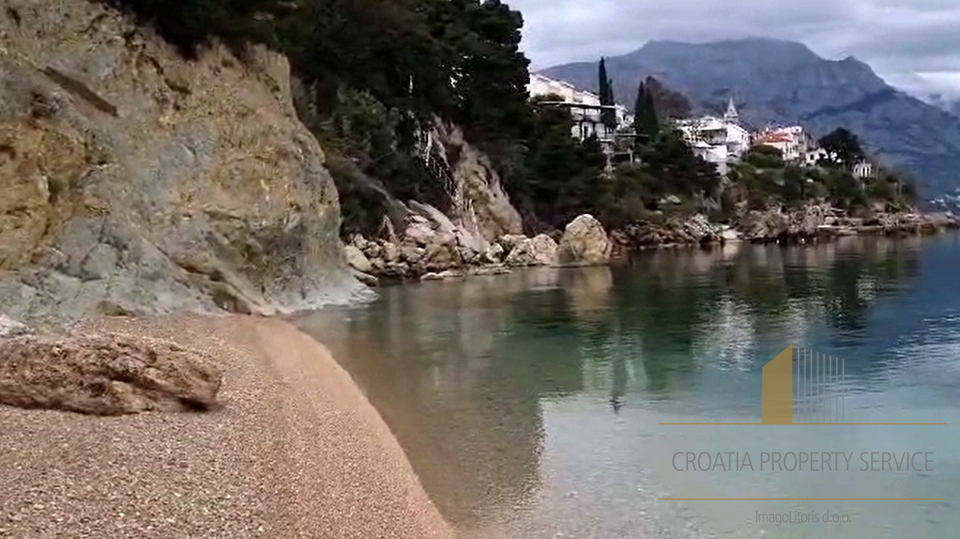 Luxury villa in an exclusive location, first row by the sea on the Omiš Riviera!