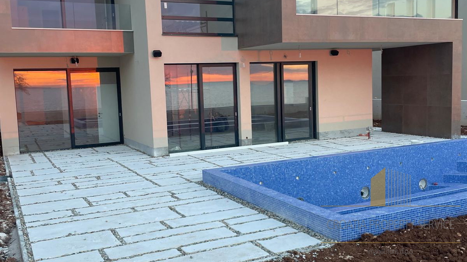 Luksuzna vila na ekskluzivni lokaciji ob plaži - Zaton!